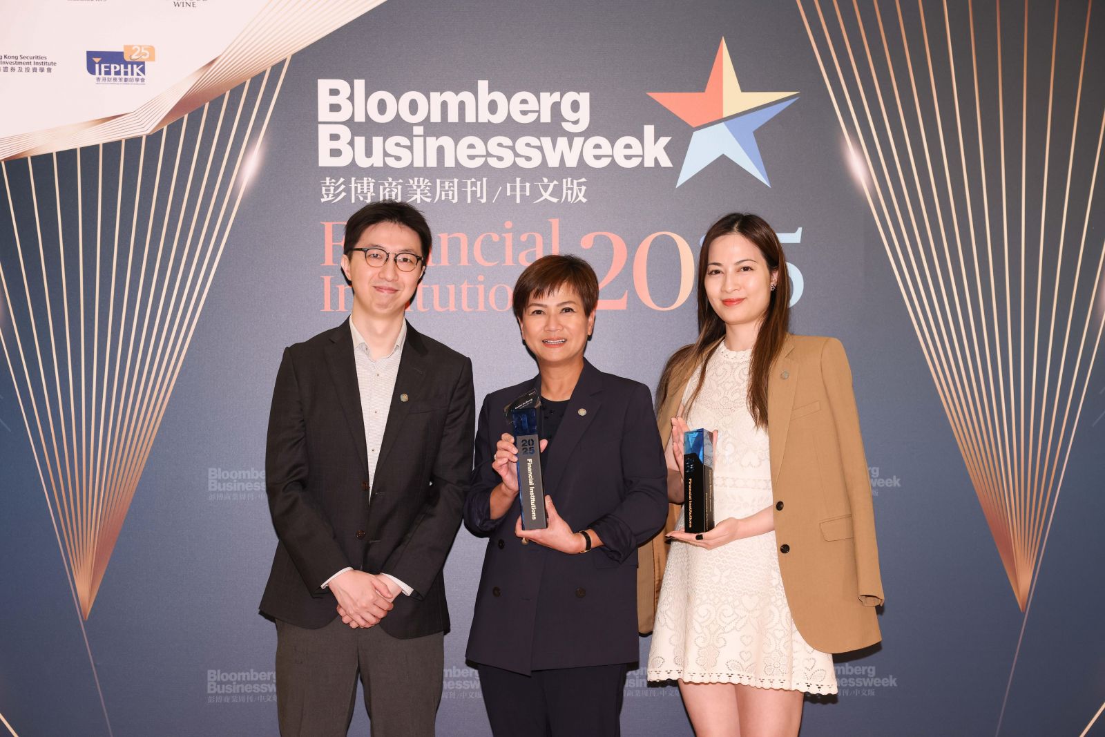 周大福人壽在《彭博商業周刊》「金融機構大獎 2025」中獲得八項殊榮